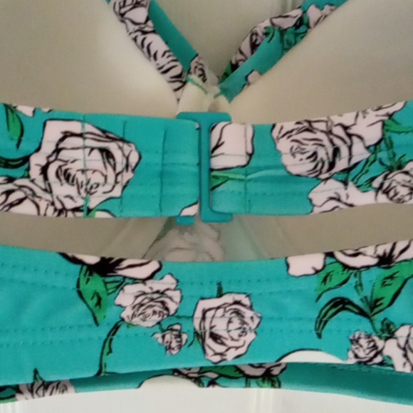 Hot Topic Turquoise Skull and Roses Ruffle Bandeau Swim Top - Picture 3 of 10